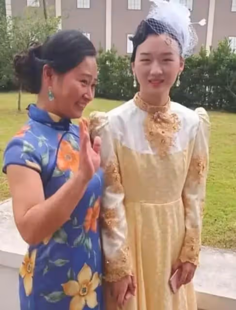 明星與替身的合影!周潤發妻片場探班「當場認錯人」 林志玲與替身合影「笑容如同雙胞胎」 !