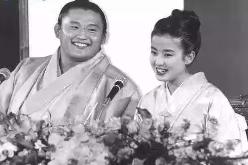 被迫拍大尺度寫真,為情自殺、悔婚,一代尤物被「毒母」操縱半生