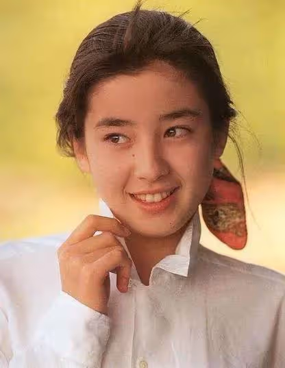 被迫拍大尺度寫真,為情自殺、悔婚,一代尤物被「毒母」操縱半生