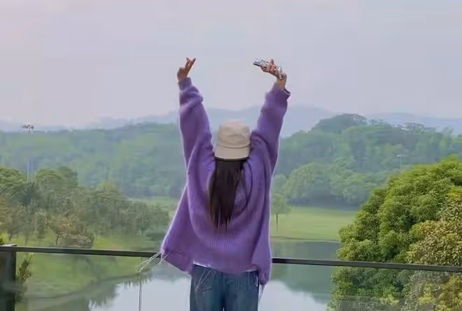 沈夢辰媽媽自曝靠開摩的掙錢,現身農村鄉間載客,與老公住山間