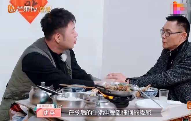 沈夢辰媽媽自曝靠開摩的掙錢,現身農村鄉間載客,與老公住山間