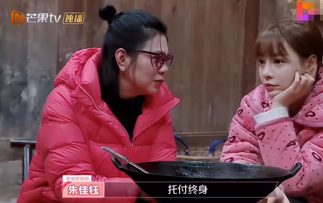沈夢辰媽媽自曝靠開摩的掙錢,現身農村鄉間載客,與老公住山間