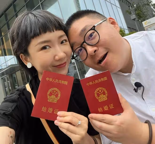 郝劭文520官宣結婚!曬結婚證親吻妻子太甜蜜,樂當7歲孩子的繼父