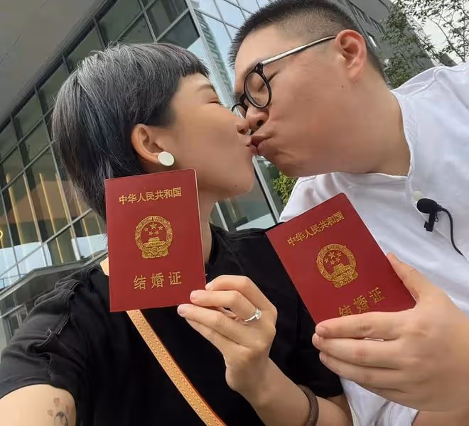 郝劭文520官宣結婚!曬結婚證親吻妻子太甜蜜,樂當7歲孩子的繼父