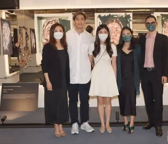 前港姐亞軍次子舉辦畫展,拒絕加入娛樂圈:不想用隱私換曝光率
