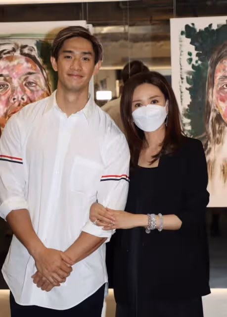 前港姐亞軍次子舉辦畫展,拒絕加入娛樂圈:不想用隱私換曝光率