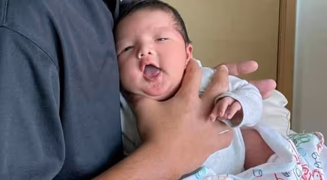 恭喜！香港知名老戲骨女兒宣布平安誕男嬰，產後恢復迅速面色紅潤