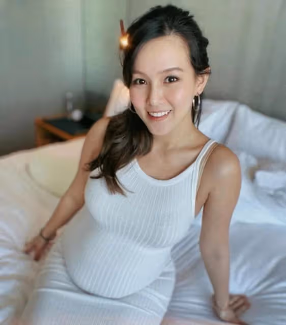 恭喜!香港知名老戲骨女兒宣布平安誕男嬰,產後恢復迅速面色紅潤