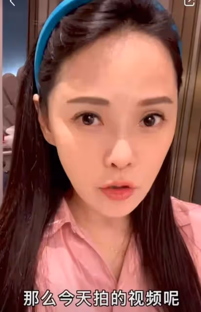 伊能靜罕曬懟臉素顏照,皮膚細膩無皺紋,53歲依舊被贊少女感滿分