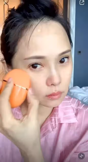 伊能靜罕曬懟臉素顏照,皮膚細膩無皺紋,53歲依舊被贊少女感滿分