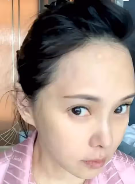 伊能靜罕曬懟臉素顏照,皮膚細膩無皺紋,53歲依舊被贊少女感滿分