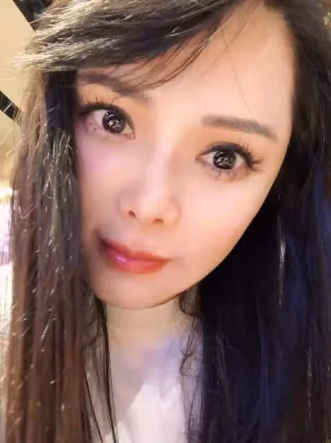 伊能靜罕曬懟臉素顏照,皮膚細膩無皺紋,53歲依舊被贊少女感滿分