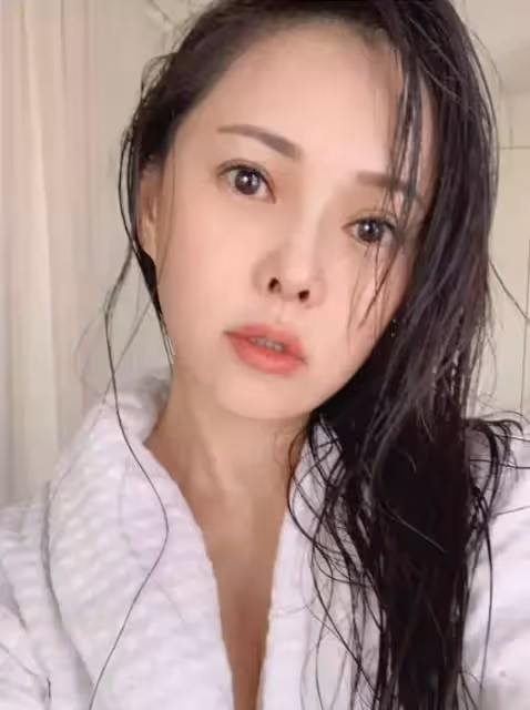 伊能靜罕曬懟臉素顏照,皮膚細膩無皺紋,53歲依舊被贊少女感滿分