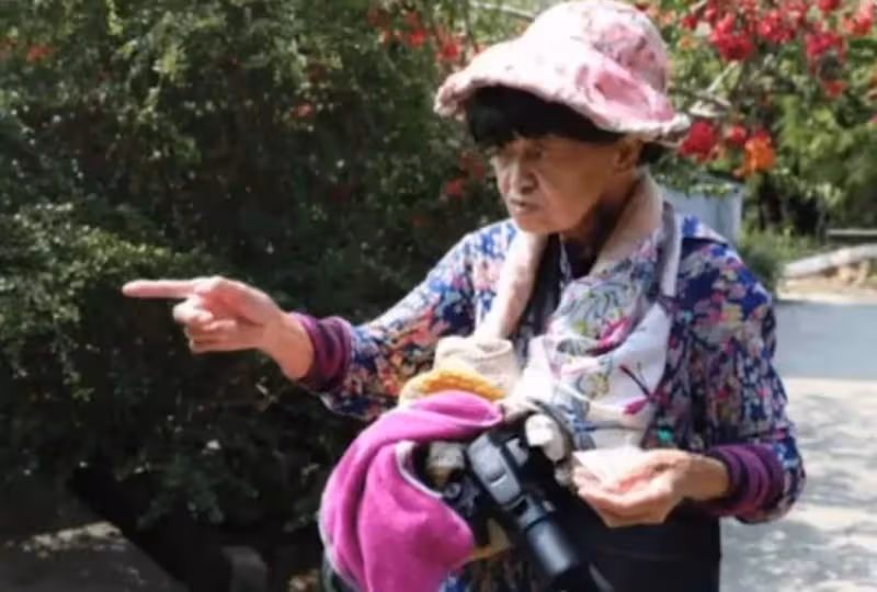 周潤發捐56億身家,親姐卻衣衫襤褸似拾荒「路邊長椅午睡」,遭批「博愛卻不關心家人」姊姊怒懟:他是家族的榮耀,我無言感激