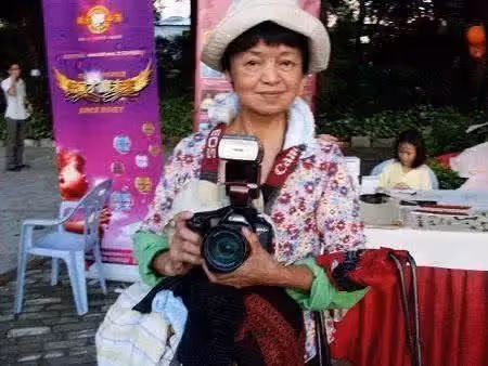 周潤發捐56億身家,親姐卻衣衫襤褸似拾荒「路邊長椅午睡」,遭批「博愛卻不關心家人」姊姊怒懟:他是家族的榮耀,我無言感激