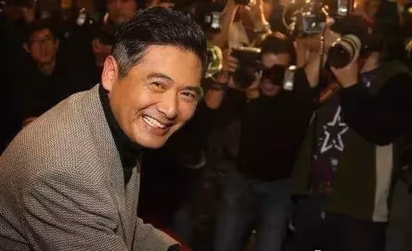 周潤發捐56億身家,親姐卻衣衫襤褸似拾荒「路邊長椅午睡」,遭批「博愛卻不關心家人」姊姊怒懟:他是家族的榮耀,我無言感激