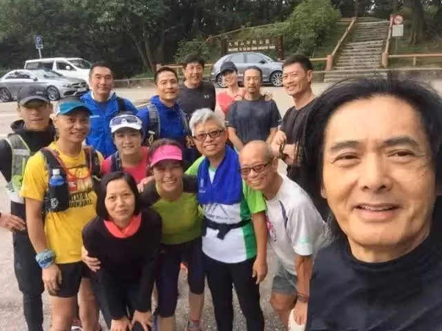 周潤發捐56億身家,親姐卻衣衫襤褸似拾荒「路邊長椅午睡」,遭批「博愛卻不關心家人」姊姊怒懟:他是家族的榮耀,我無言感激