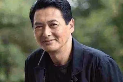 周潤發捐56億身家,親姐卻衣衫襤褸似拾荒「路邊長椅午睡」,遭批「博愛卻不關心家人」姊姊怒懟:他是家族的榮耀,我無言感激