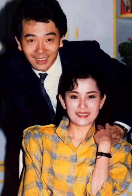 62歲邱於庭罕露面!體重91斤腰圍25寸,苦學3年出師開畫展,23歲帥兒現身:母子同框像情侶