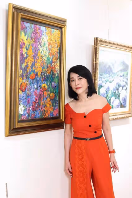 62歲邱於庭罕露面!體重91斤腰圍25寸,苦學3年出師開畫展,23歲帥兒現身:母子同框像情侶