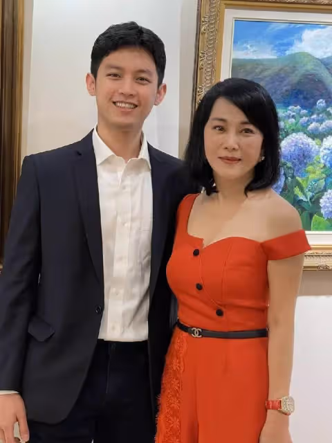 62歲邱於庭罕露面!體重91斤腰圍25寸,苦學3年出師開畫展,23歲帥兒現身:母子同框像情侶