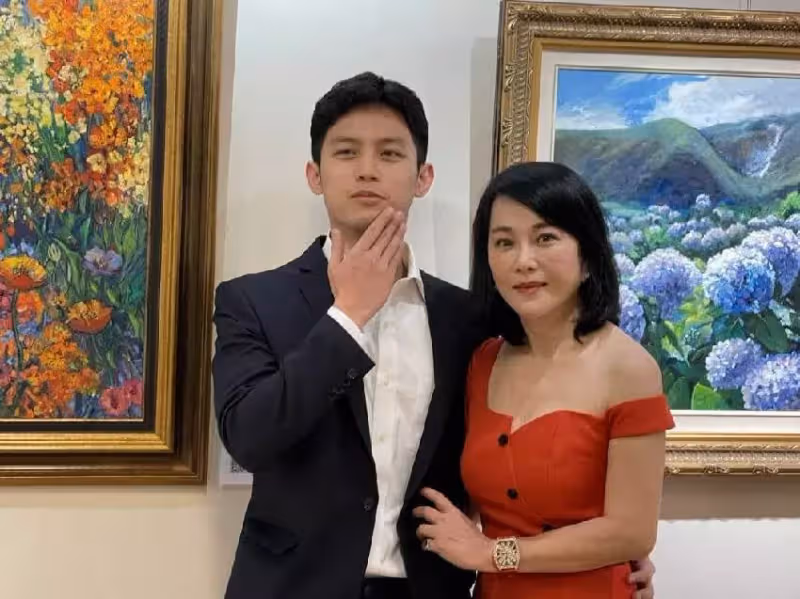 62歲邱於庭罕露面!體重91斤腰圍25寸,苦學3年出師開畫展,23歲帥兒現身:母子同框像情侶