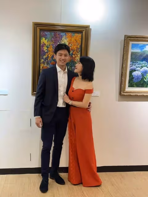 62歲邱於庭罕露面!體重91斤腰圍25寸,苦學3年出師開畫展,23歲帥兒現身:母子同框像情侶