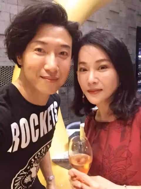 62歲邱於庭罕露面!體重91斤腰圍25寸,苦學3年出師開畫展,23歲帥兒現身:母子同框像情侶