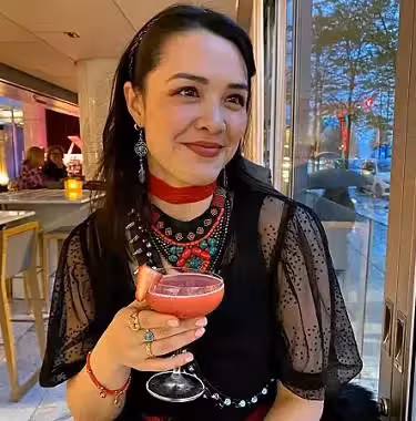 鐘麗緹24歲「華裔小姐」女兒生圖曝光!穿黑紗裙打扮成熟,五官深邃立體充滿「異域風情」,和51歲媽媽像同齡人