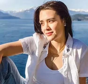 鐘麗緹24歲「華裔小姐」女兒生圖曝光!穿黑紗裙打扮成熟,五官深邃立體充滿「異域風情」,和51歲媽媽像同齡人