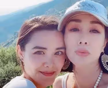 鐘麗緹24歲「華裔小姐」女兒生圖曝光!穿黑紗裙打扮成熟,五官深邃立體充滿「異域風情」,和51歲媽媽像同齡人