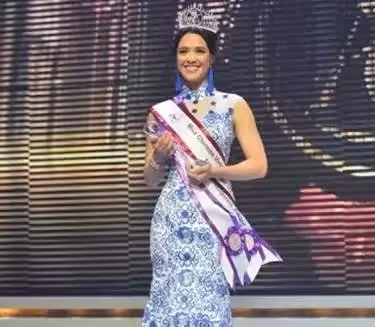 鐘麗緹24歲「華裔小姐」女兒生圖曝光!穿黑紗裙打扮成熟,五官深邃立體充滿「異域風情」,和51歲媽媽像同齡人