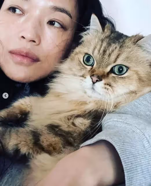 45歲「金馬影后」舒淇曬全素顏!「無濾鏡下」臉上雀斑清晰可見,嘟嘴賣萌超自信,網友:自信的女人最美