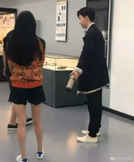 33歲的楊冪「潔白鉛筆腿」被封演藝圈神腿!民眾巧遇本尊「真實身材照流出」網友看傻:我的天啊