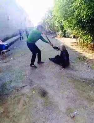8旬婆婆遭兒媳虐待住牛圈靠吃生南瓜過活,兒子揚言:誰都不准給飯吃,誰給飯誰養