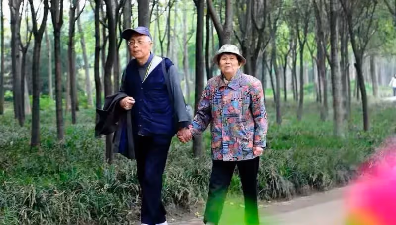 老兩口將30000退休金月月花光，引發子女不滿，老人：享受晚年生活錯了麼