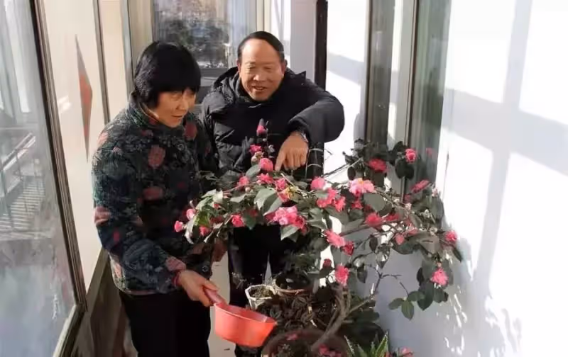 老兩口將30000退休金月月花光，引發子女不滿，老人：享受晚年生活錯了麼