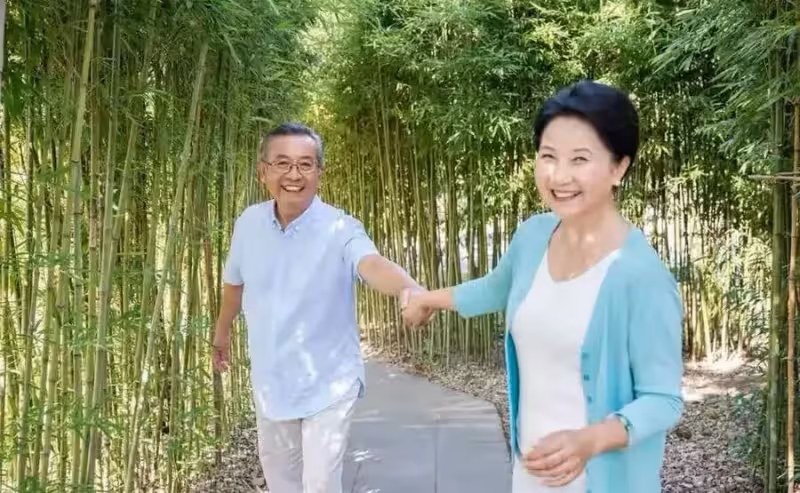 老兩口將30000退休金月月花光,引發子女不滿,老人:享受晚年生活錯了麼