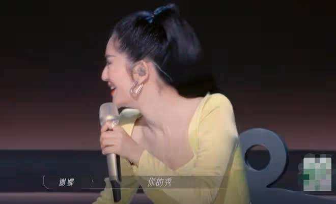 《乘風破浪》謝娜英語水平堪憂,現場求助寧靜,慘遭網友吐槽