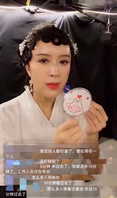 47歲金巧巧拍戲用替身,在化妝間開直播,被工作人員催引熱議