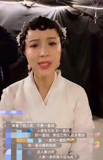 47歲金巧巧拍戲用替身,在化妝間開直播,被工作人員催引熱議