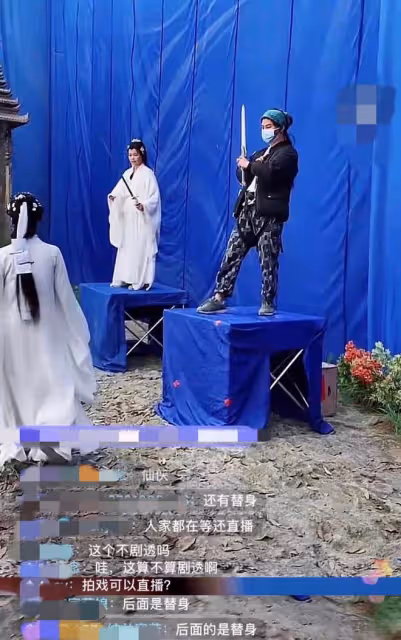 47歲金巧巧拍戲用替身,在化妝間開直播,被工作人員催引熱議