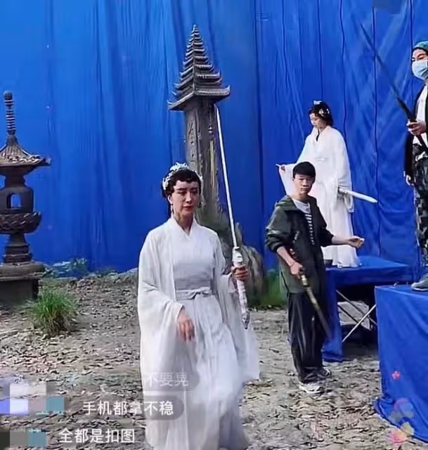 47歲金巧巧拍戲用替身,在化妝間開直播,被工作人員催引熱議