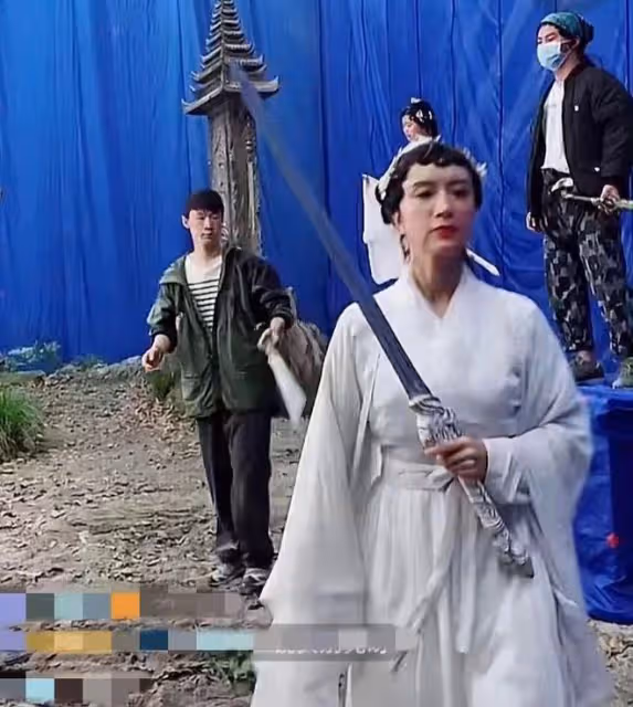 47歲金巧巧拍戲用替身,在化妝間開直播,被工作人員催引熱議