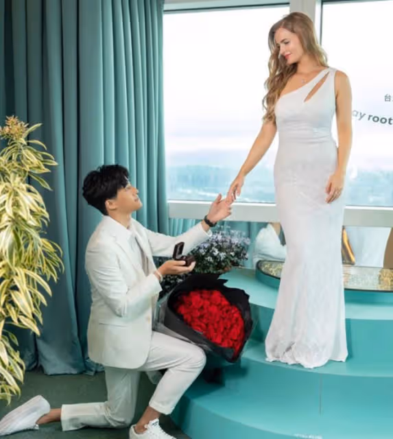恭喜!徐乃麟長子宣布求婚成功,單膝跪地送鑽戒,洋女友身材出眾