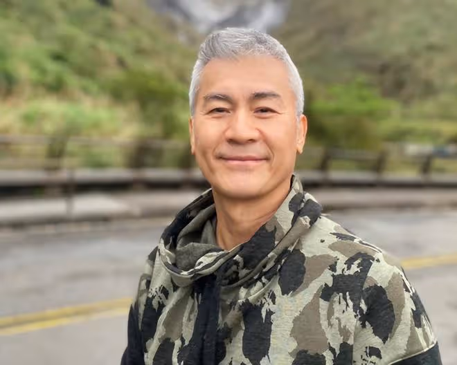 黃文豪移居美國近況,住獨棟別墅生活愜意,59歲滿頭白髮難掩帥氣