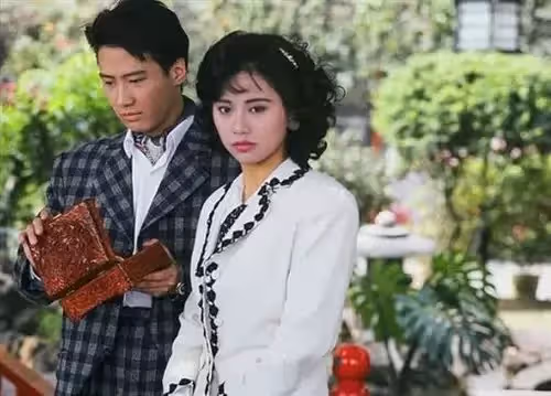 18歲一夜成名!34歲卻連「遭三重打擊」抑鬱多次想不開 後「被小8歲男友治癒」結婚11年頂客也恩愛