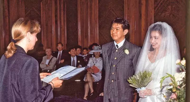 娛樂圈「最獨特星二代」！父是百億富豪「母是不老港姐」54歲年齡20歲容顏　他仍嚴於律己超優秀