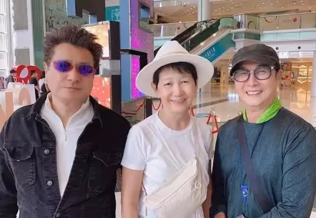 石修和好友米雪劉松仁開心相聚！3人難得同框合影精神狀態好！