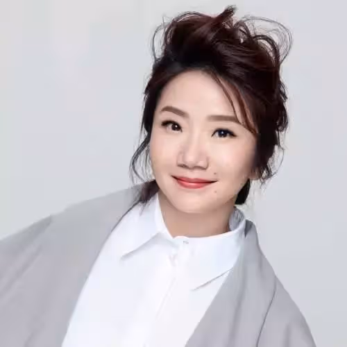 51歲陶晶瑩大膽「素顏」直播！眼小鼻大竟「撞臉」成龍，網友直呼：認不出！